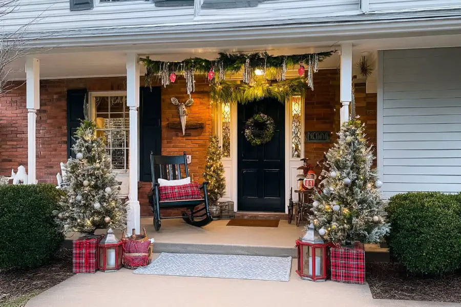 29 Front Porch Christmas Decor Ideas To Inspire Holiday Style