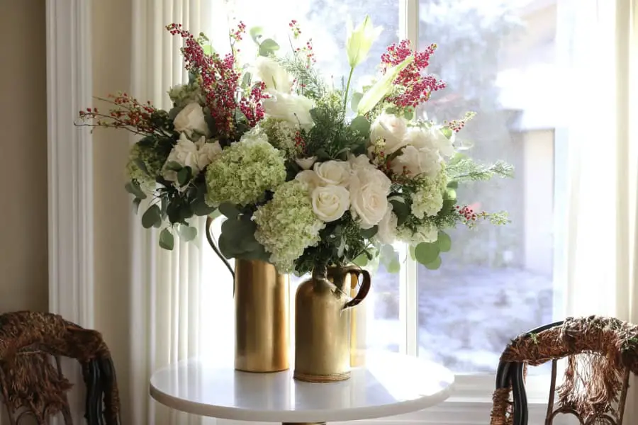 26 Christmas Floral Arrangement Ideas For Stunning Holiday Centerpieces