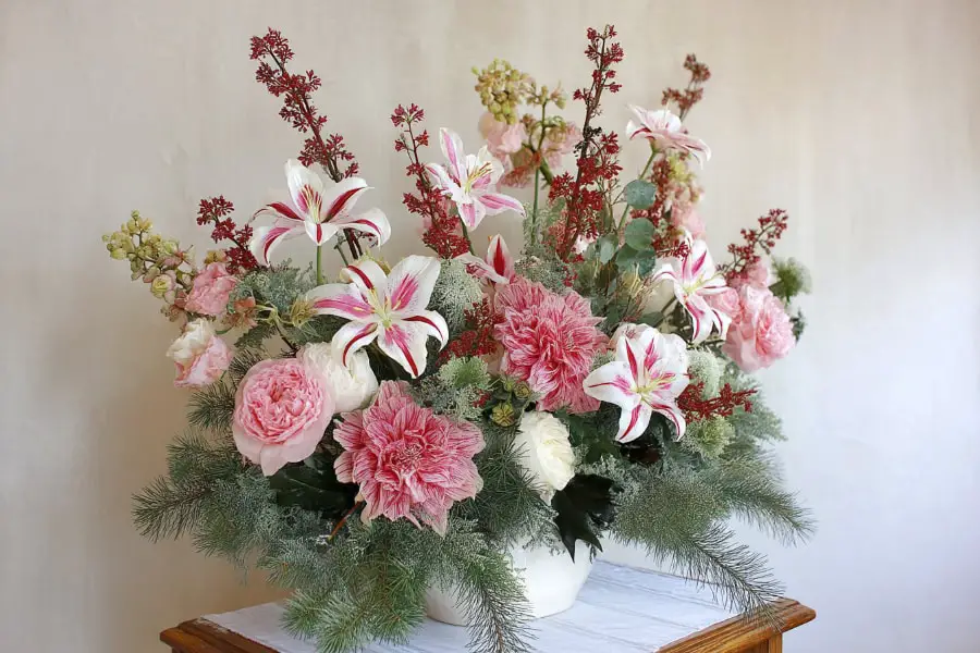 26 Winter Floral Arrangement Ideas To Brighten Your Seasonal Decor